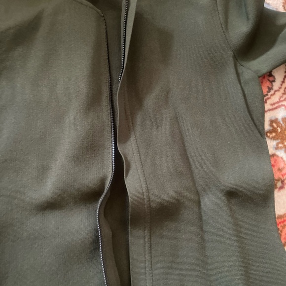 Scanlan Theodore Crepe knit set hunter green small. - Picture 8 of 12